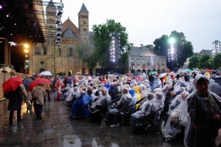 A little rain didn't dampen the enthusiasm of these hard core punters.