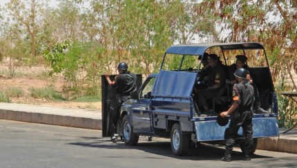 Egyptian soldiers offer protection