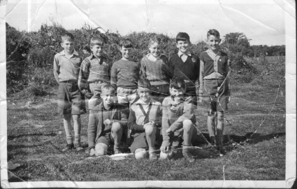 The Kiwi Gang (School friends ) Levin North School (abt 1957)

Trevor ?, ?, Andrew Bertram, John Batchelor, Robert Zimmerman, John Milne, 
Gary Clark, Kerry Shields, Ray Lovell
